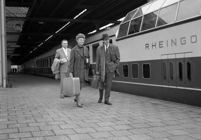 166965 Afbeelding van treinreizigers op het perron van het N.S.-station Amsterdam Amstel te Amsterdam, bij het ...